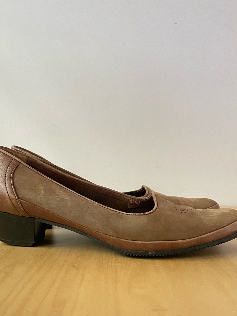 Vintage Roberto Capucci taupe leather pumps | US 8.5AA